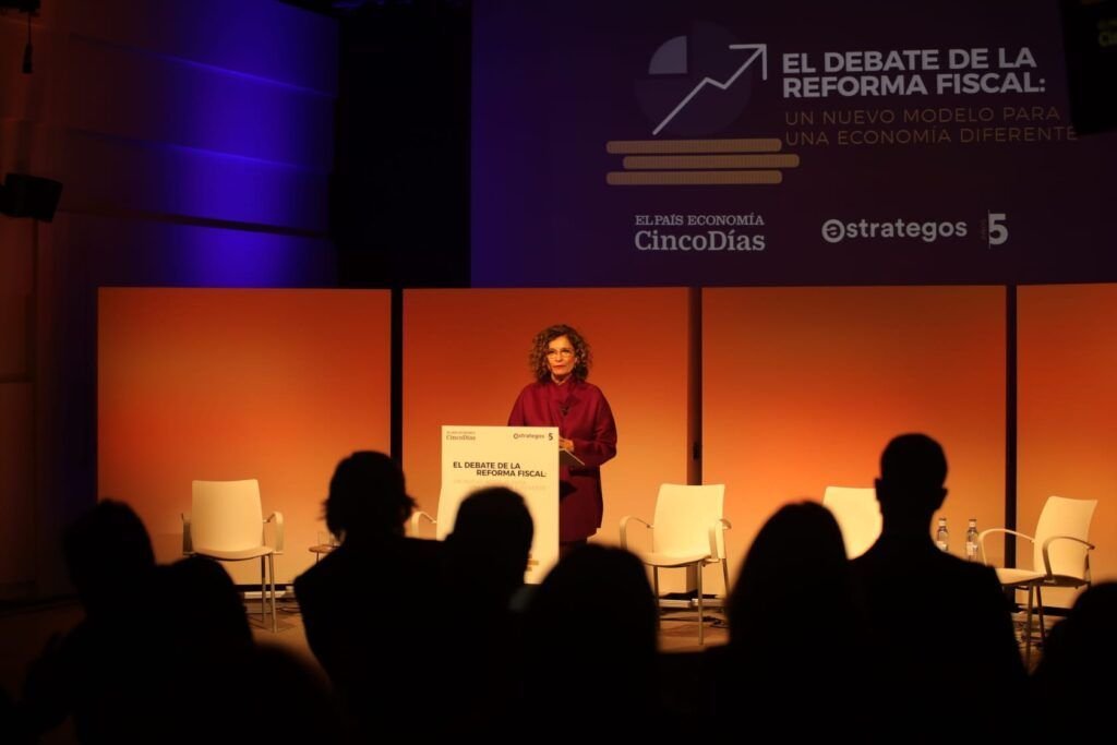 María Jesús Montero, ministra de Hacienda, interviene en el debate.