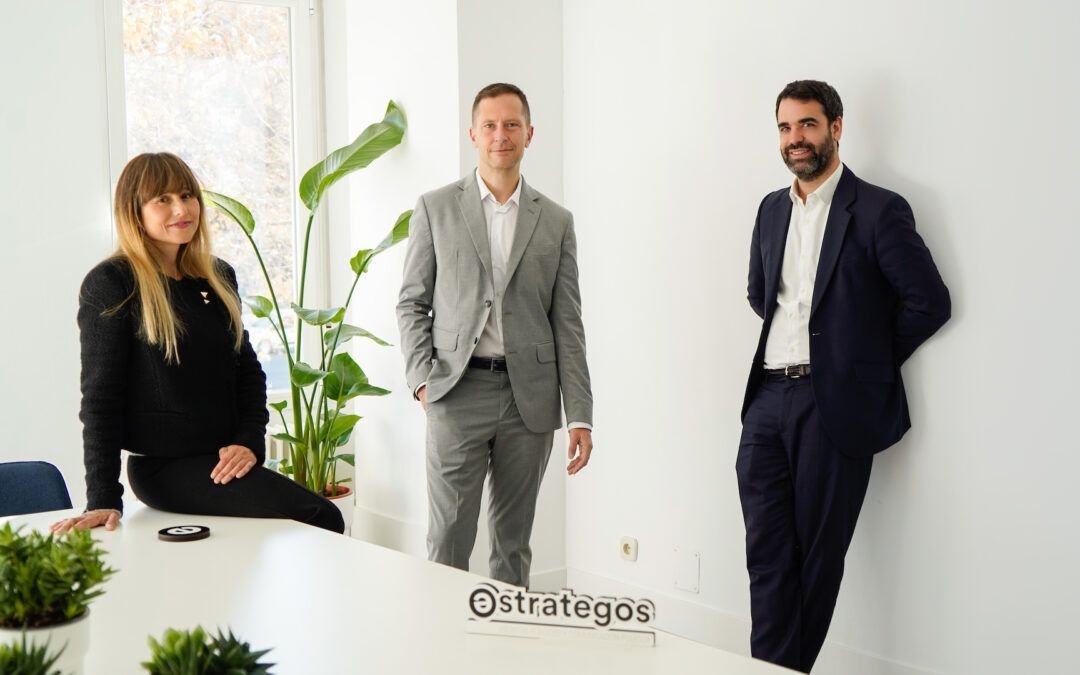 Fran Jerez, Amparo Plaza y José Luis Bajo de Benayas en la sala de reuniones de Estrategos